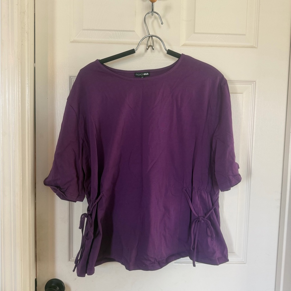 Brand new still with tags Fashion Nova blouse/top. Size2xl